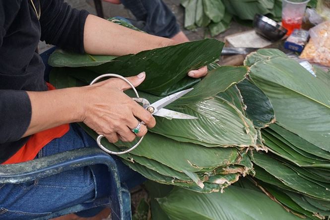 120.000 đồng một bó lá dong bán vỉa hè Sài Gòn